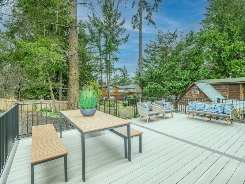 Outdoor deck