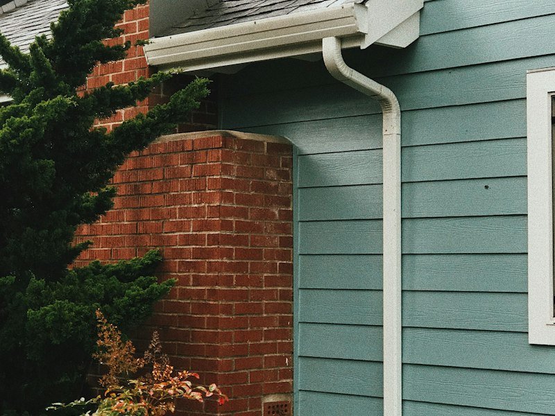 Seamless rain gutters